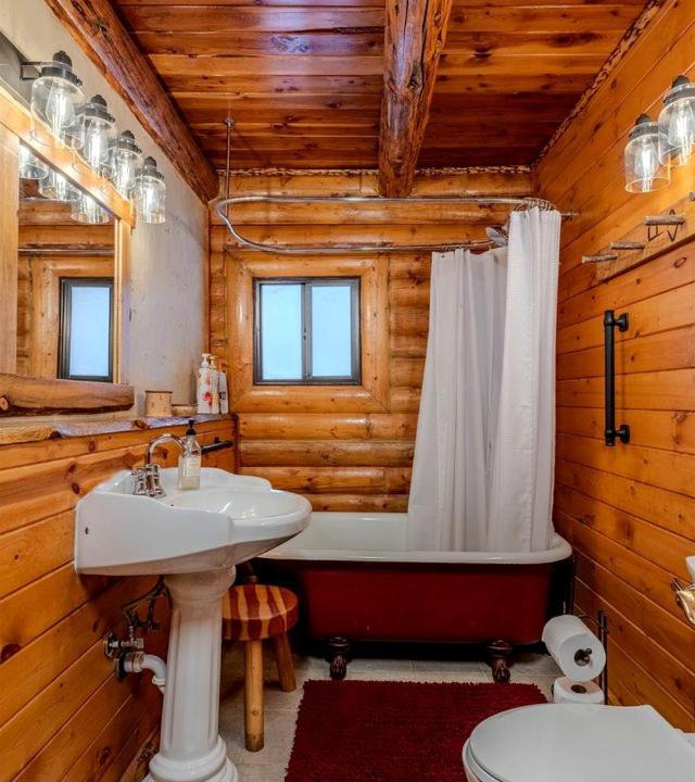 Photo of Bathroom in Island Park