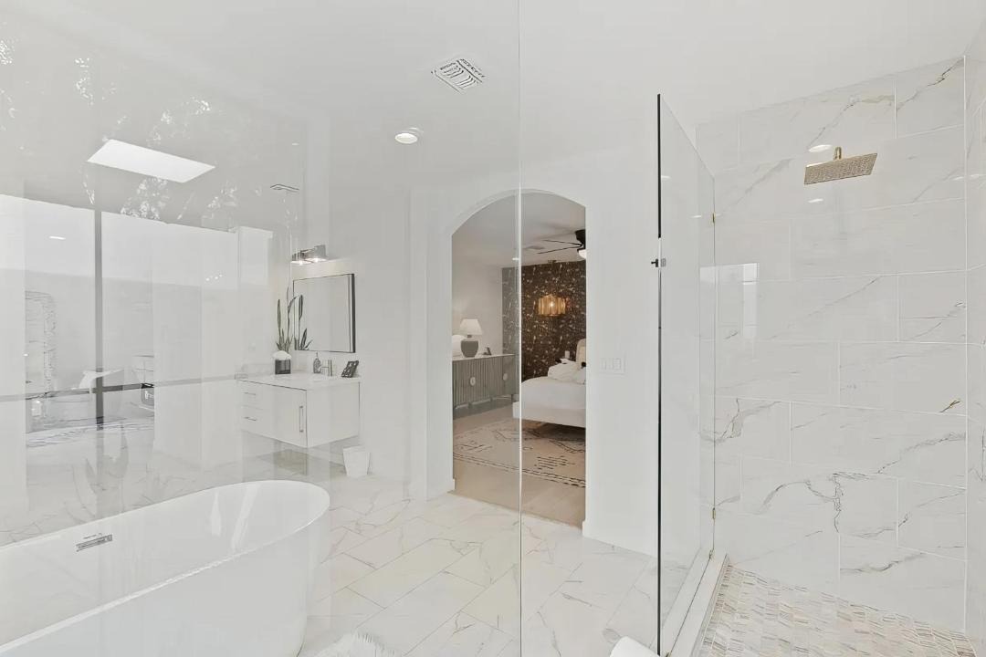 Photo of Bathroom in Paradise Gardens