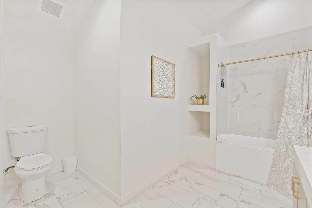 Photo of Bathroom in Paradise Gardens