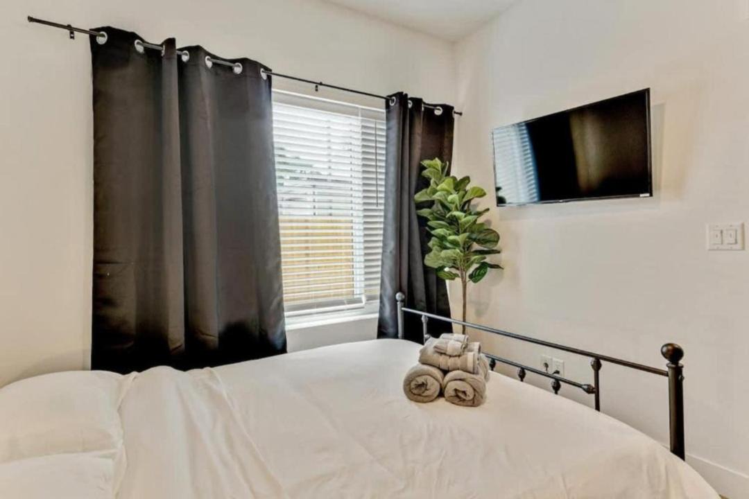 Photo of Bedroom in People's Freeway
