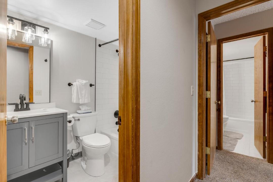 Photo of Bathroom in Four O'Clock