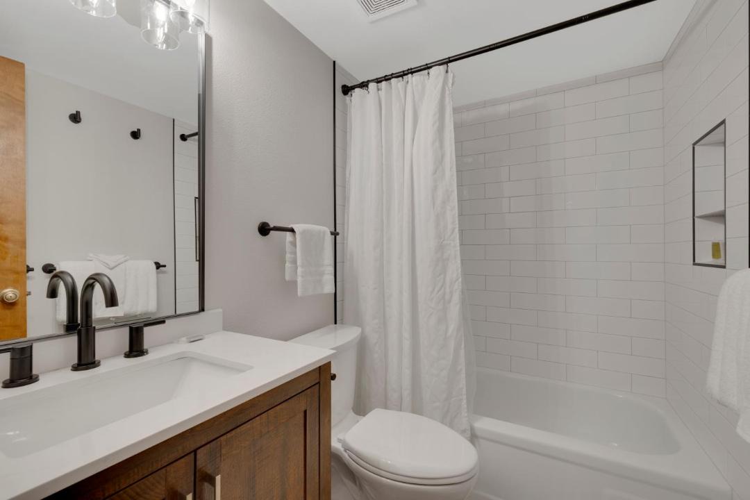 Photo of Bathroom in Four O'Clock