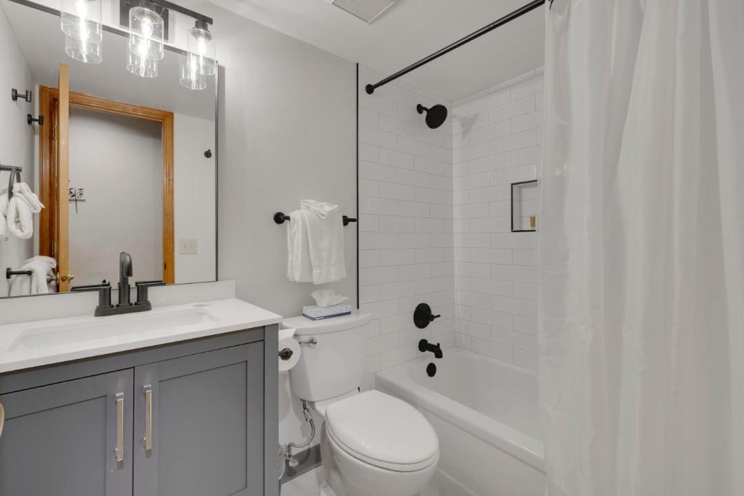 Photo of Bathroom in Four O'Clock