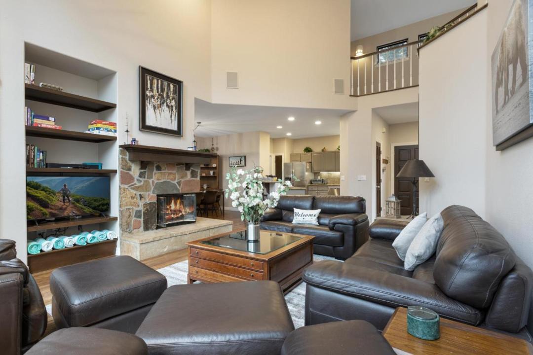 Photo of Livingroom in Edwards