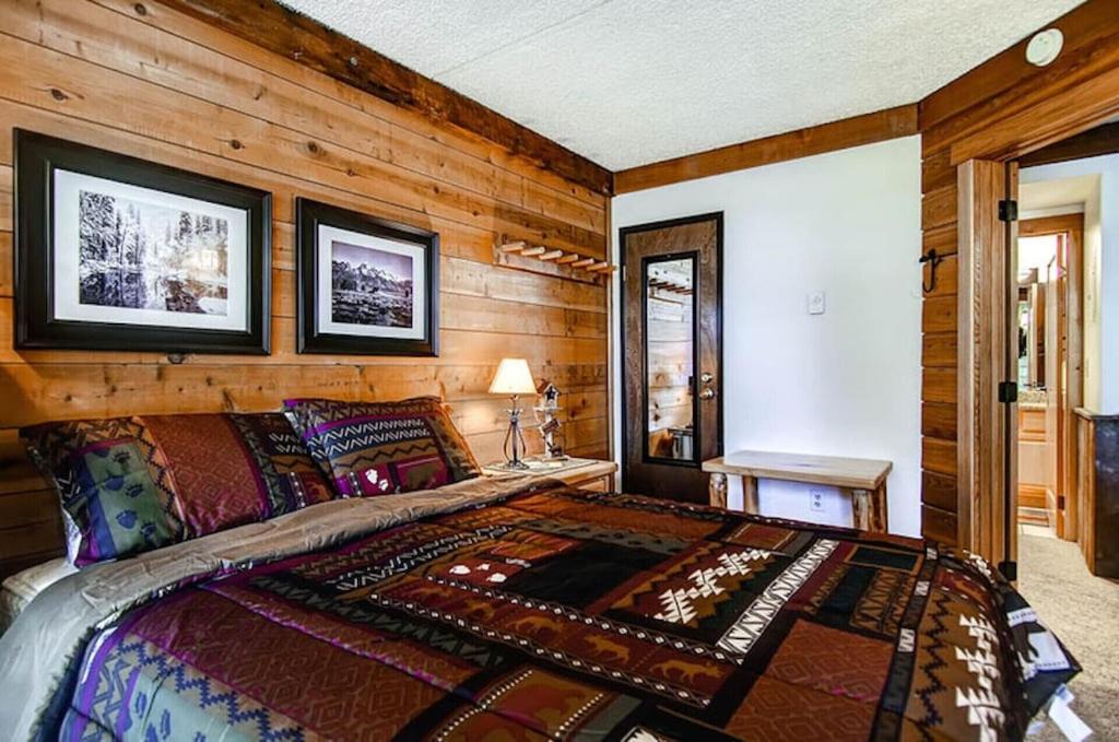 Photo of Bedroom in Peak 9
