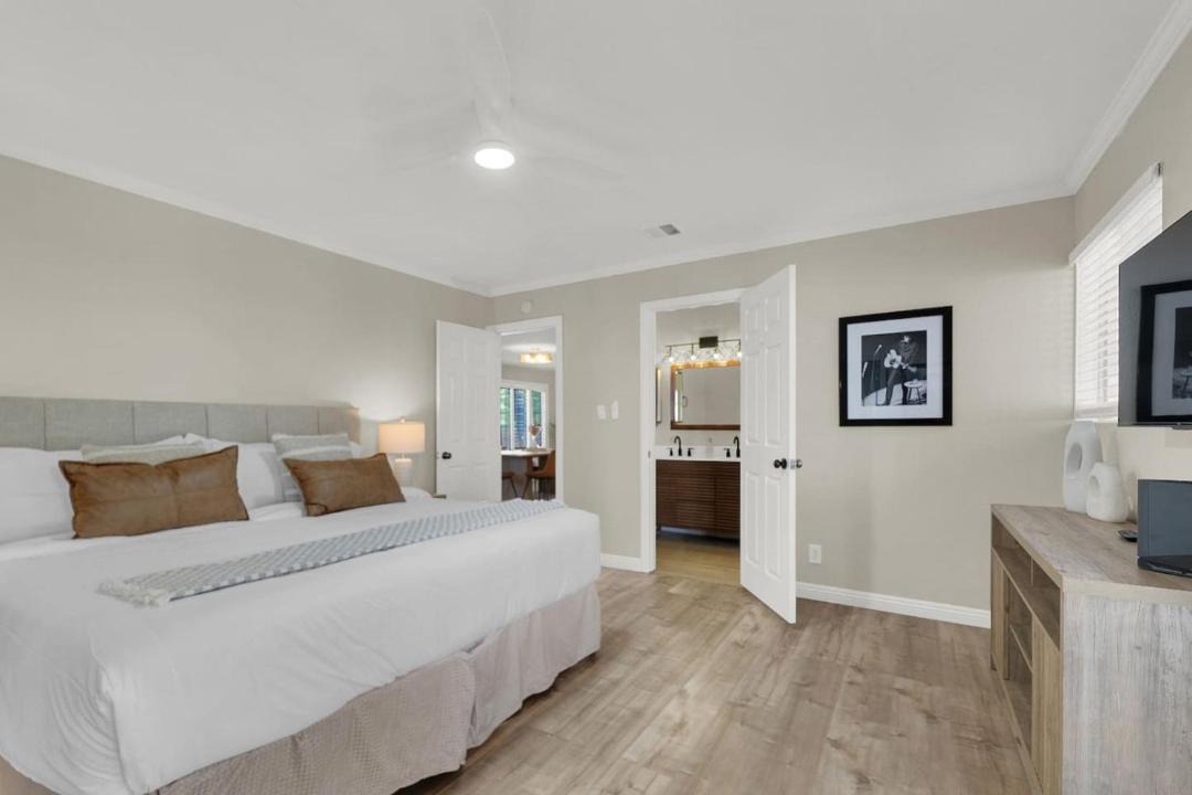 Photo of Bedroom in Enterprise
