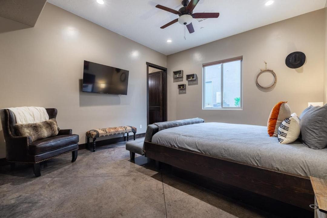 Photo of Bedroom in Hurricane