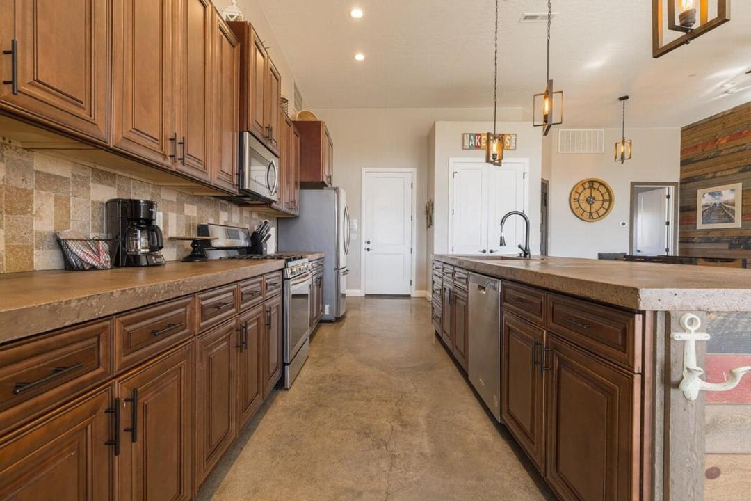 Photo of Kitchen in Hurricane