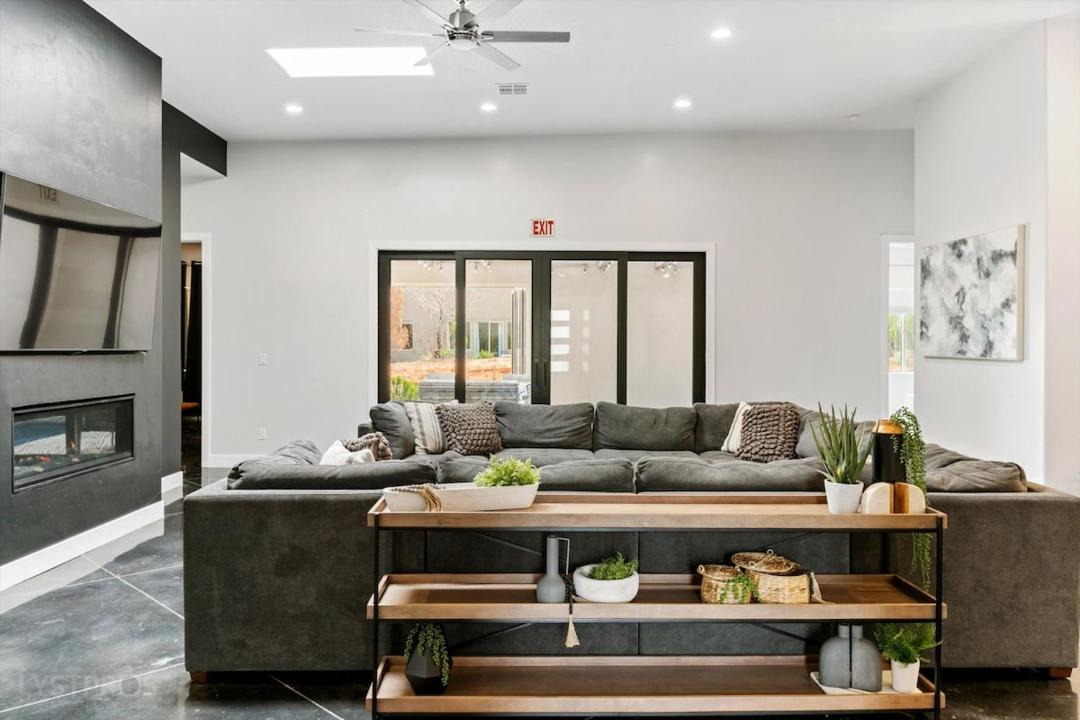Photo of Livingroom in Hurricane