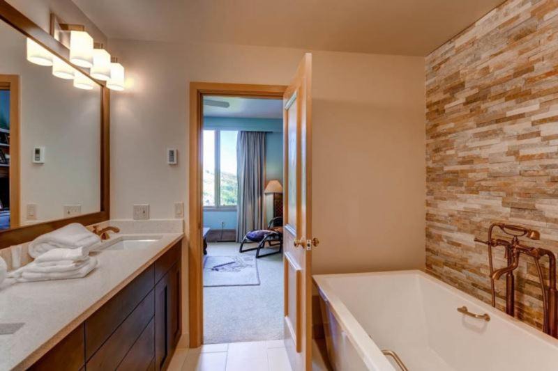 Photo of Bathroom in Highlands Townhomes