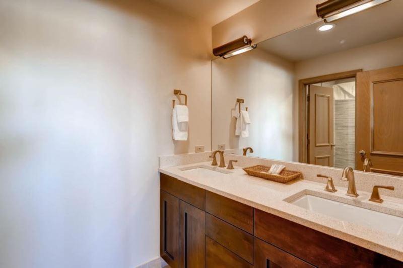 Photo of Bathroom in Highlands Townhomes