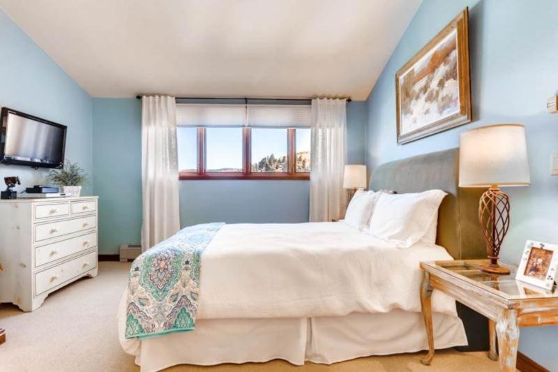 Photo of Bedroom in Highlands Townhomes