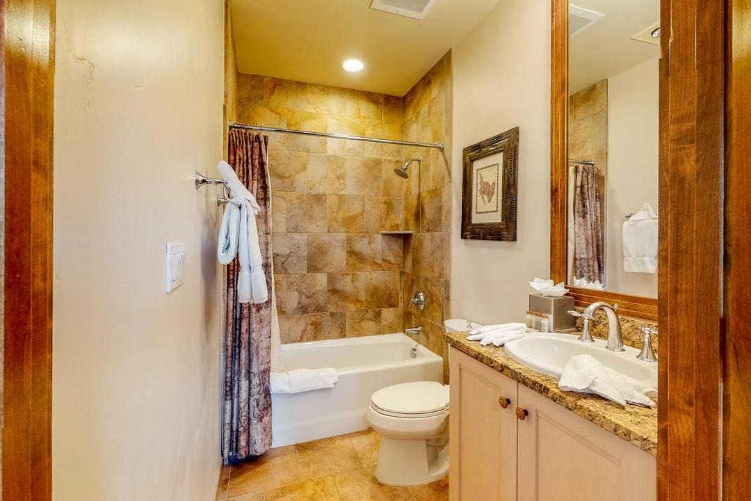 Photo of Bathroom in Four O'Clock