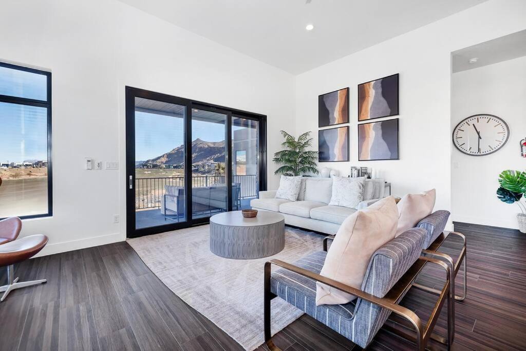 Photo of Livingroom in Hurricane