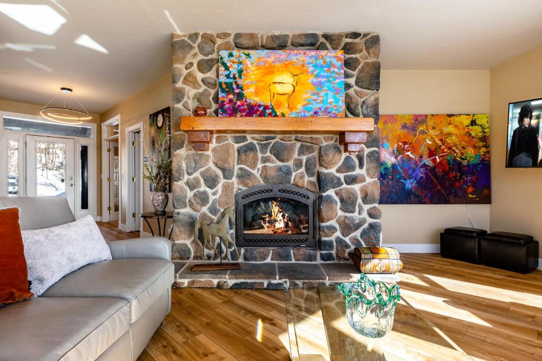 Photo of Livingroom in Silver Summit