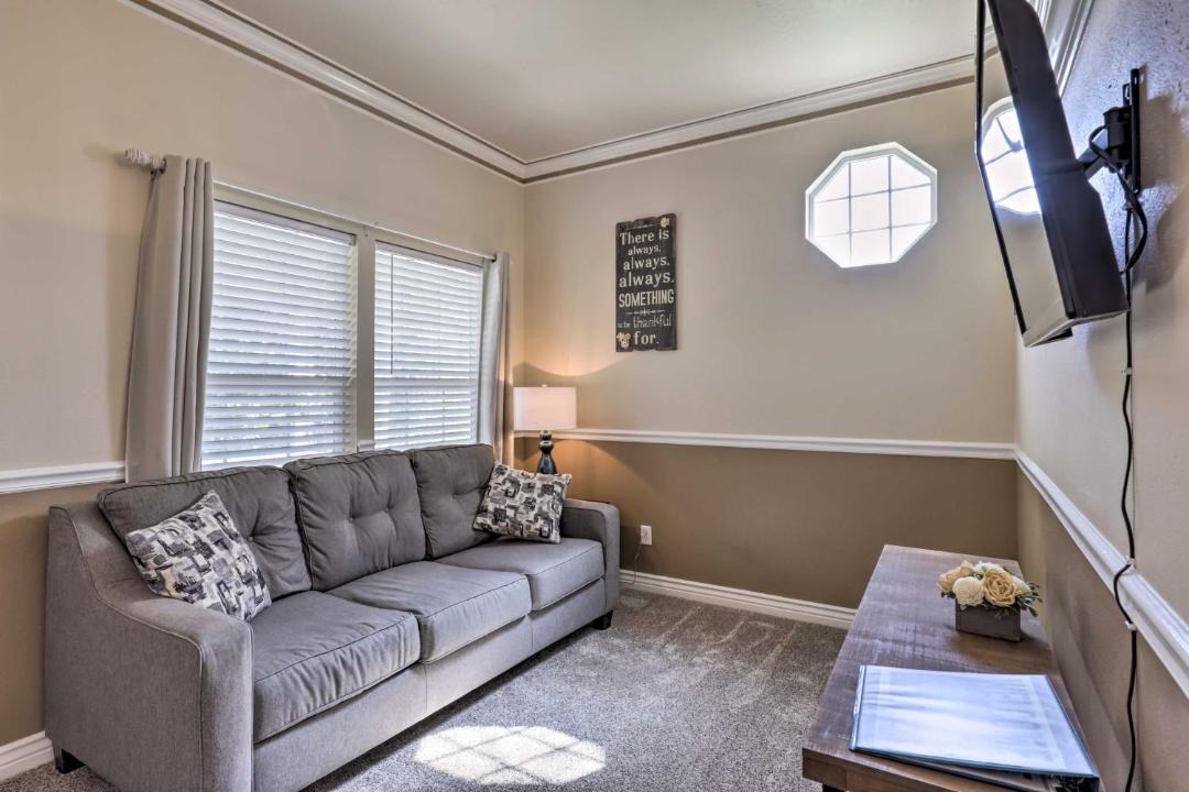 Photo of Livingroom in Eagle Mountain