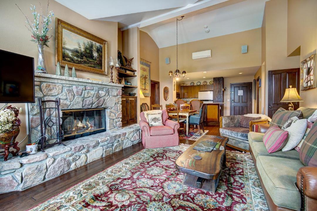 Photo of Livingroom in Edwards