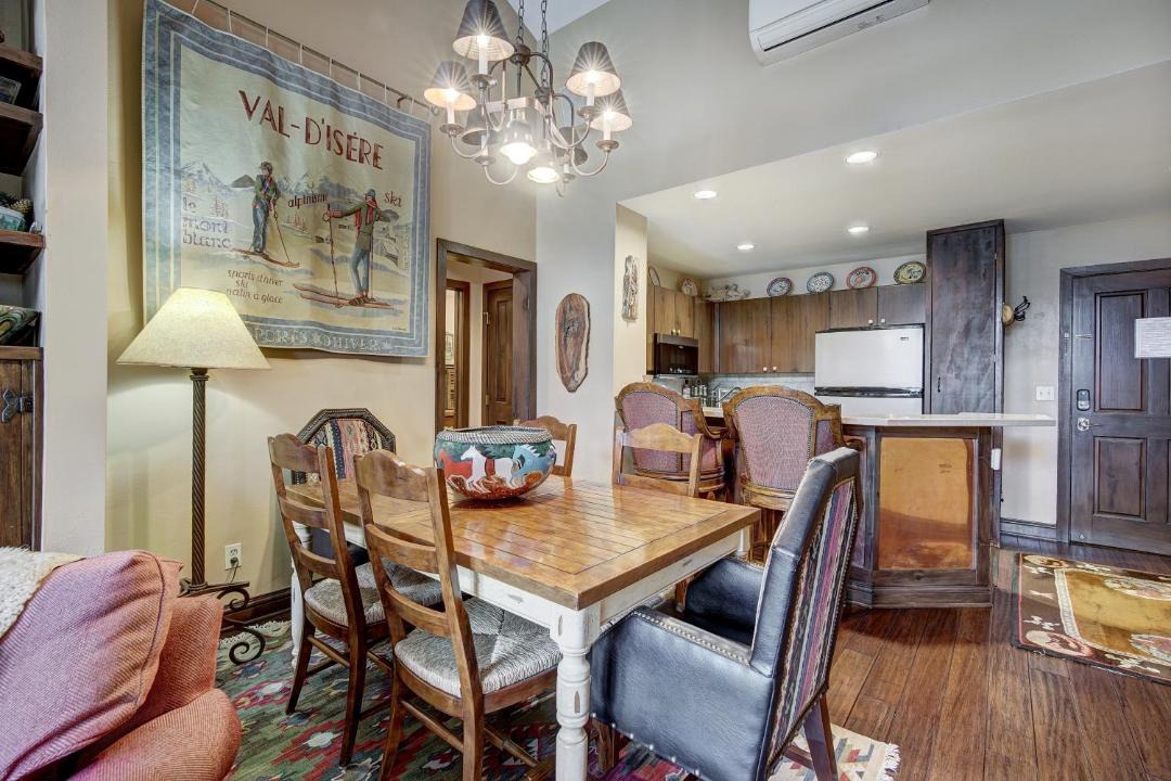 Photo of Livingroom in Edwards