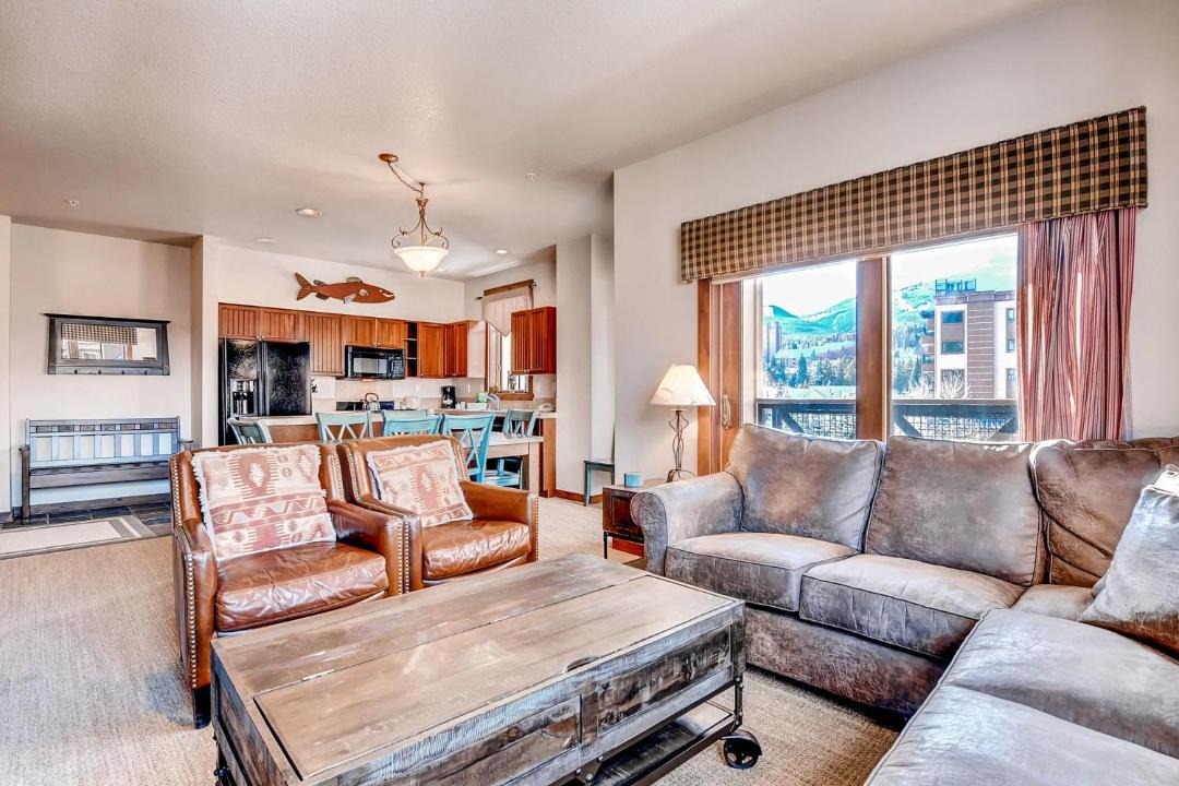 Photo of Livingroom in Peak 9