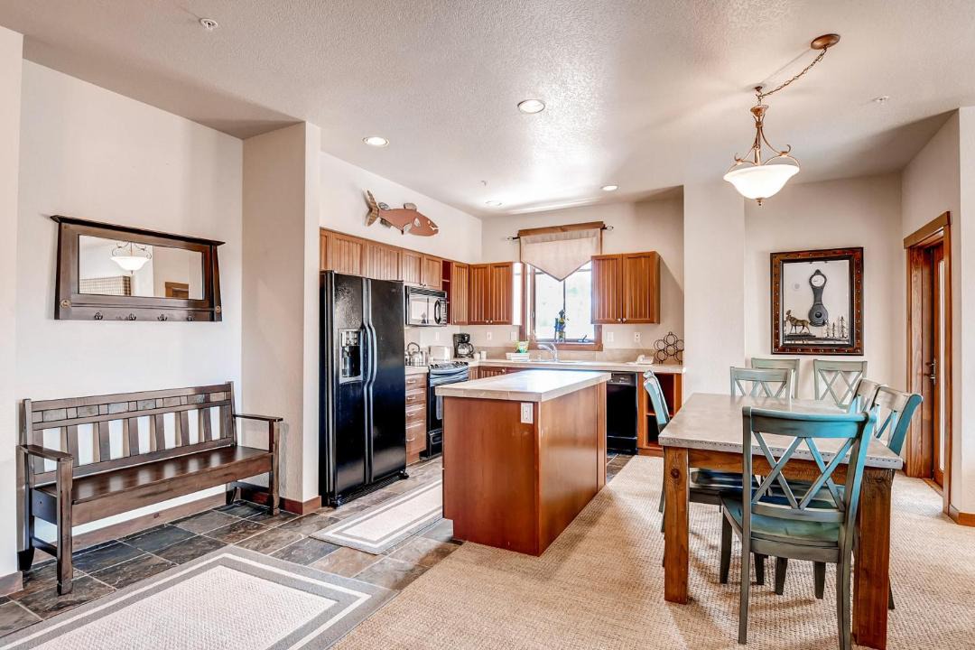 Photo of Livingroom in Peak 9