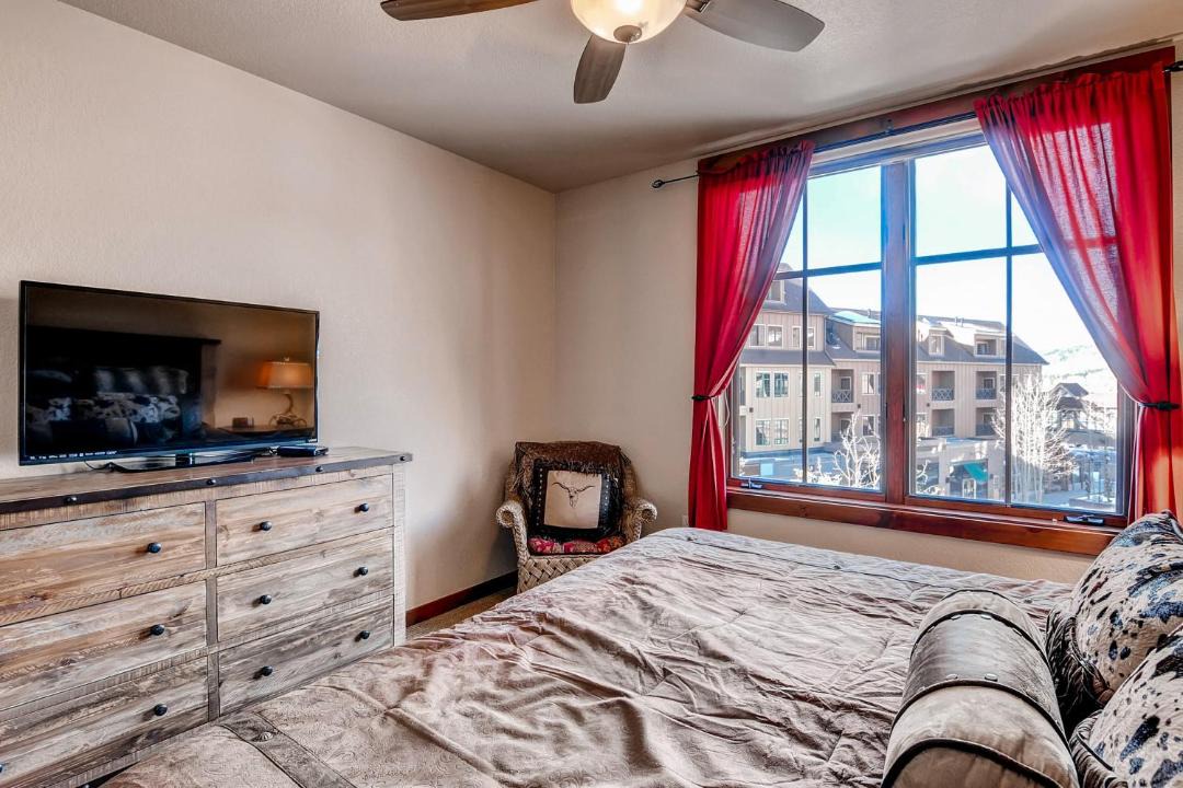 Photo of Bedroom in Peak 9