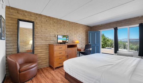 Standard Room, 1 King Bed, Accessible, Non Smoking