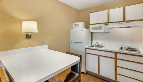 Deluxe Studio with 1 Queen Bed - Non-Smoking