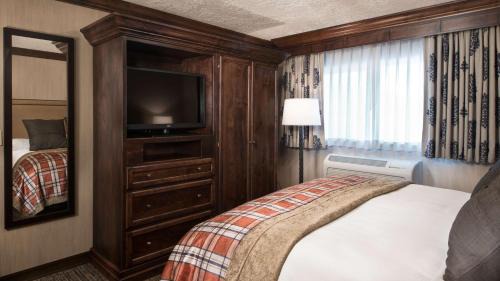 King Suite with Jetted Tub and Fireplace - Non-Smoking