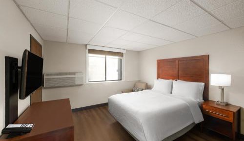 Standard Queen Room with Mobility Accessible Roll-In Shower