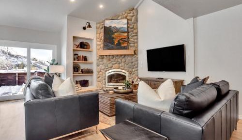 Three-Bedroom Apartment with Mountain View