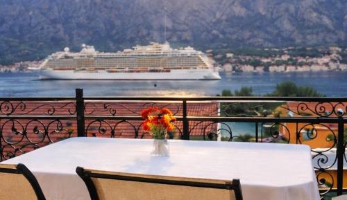 Family Apartment with Balcony and Sea View