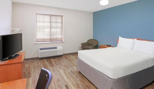 Queen Room with Roll In Shower – Disability Access/Non Smoking