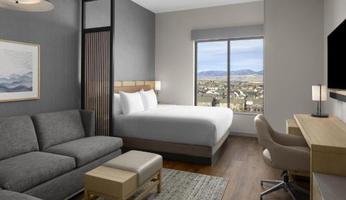 King Room with Mountain View, Accessible Tub and Sofa Bed