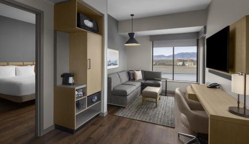Deluxe King Room with Mountain View and Accessible Roll-in Shower