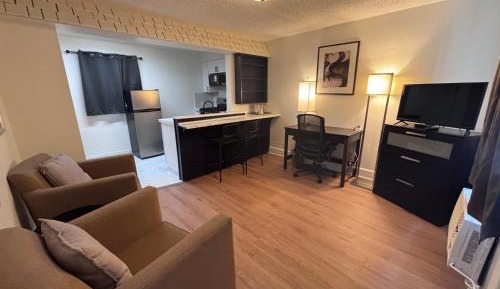 Deluxe Queen Suite