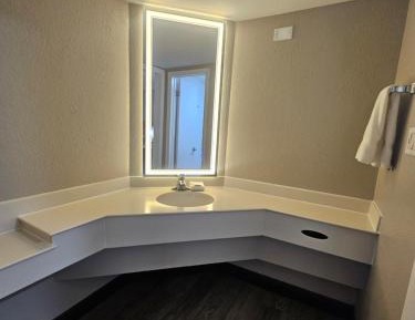 Deluxe King Room - Pet-Friendly/Non-Smoking