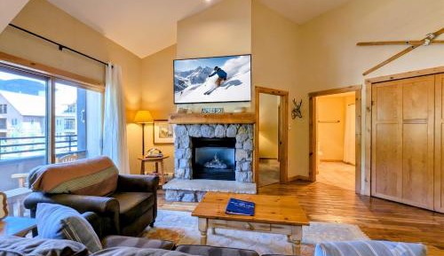 Deluxe One-Bedroom Apartment