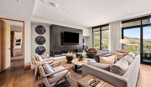 Three-Bedroom Apartment with Mountain View
