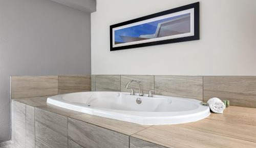 King Suite with Balcony and Jetted Tub - Non-Smoking