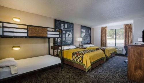 Studio Suite with Two Queen Beds and Bunk Bed - Non-Smoking