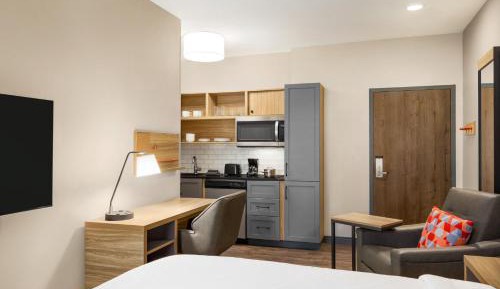 Queen Studio Suite - Communications and Mobility Accessible Tub