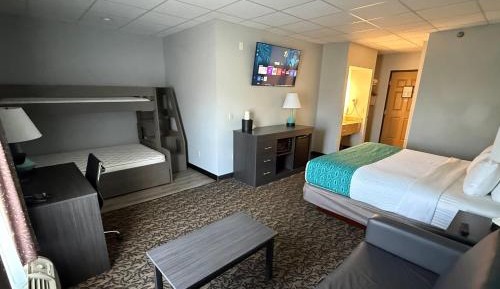 Deluxe Family Suite with One King Bed, One Bunk Bed and Sofa Bed - Non-Smoking
