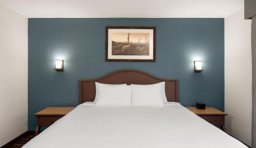 King Room with Bath Tub - Mobility Accessible/Non-Smoking