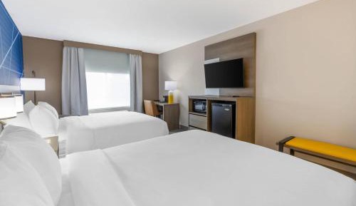 Quadruple Room with Two Queen Beds - Non Smoking