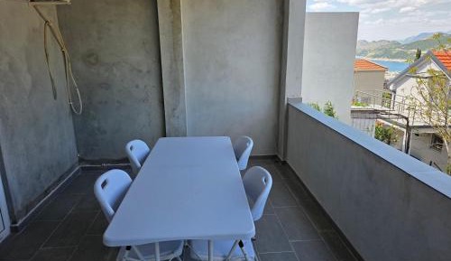 Apartment with Mountain View