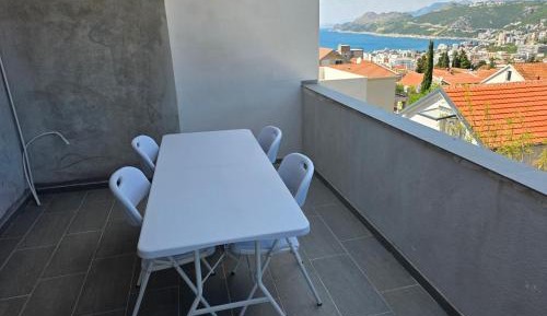 Apartment with Mountain View