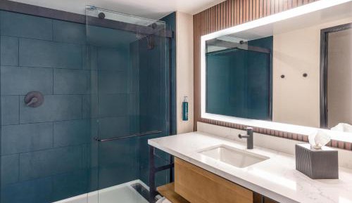 One-Bedroom King Suite with Courtyard View - Hearing Access
