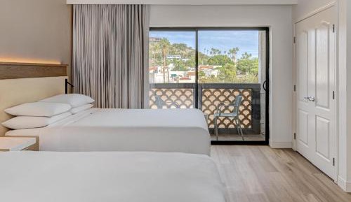 One-Bedroom Suite with Two Queen Beds and Mountain View - Hearing Access