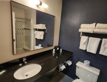 Queen Room with Adapted Tub - Mobility and Hearing Accessible