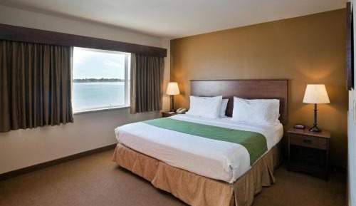 King Room with Kitchenette and Balcony - River View/Non-Smoking